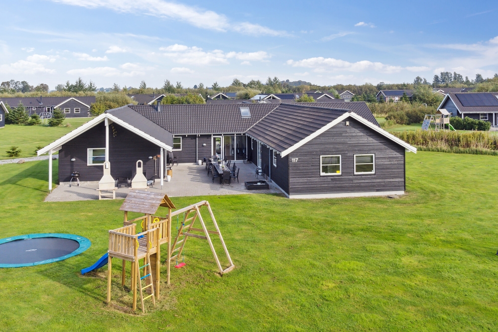Dette lekre huset med svømmebasseng, nr. 206, med plass til 24 personer, ligger i Lolland/Falster/Møn