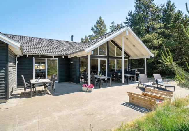 Luksushus nr. 273 har en deilig terrasse med gode hagemøbler til 18 personer.