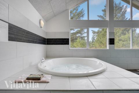 Nyt varmen i boblebadet i luksushus nr. 273 i Vestjylland