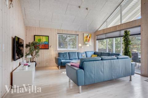 Sofaen i luksushus nr. 273 i Vestjylland er perfekt for å hygge seg med et brettspill eller se en film sammen.