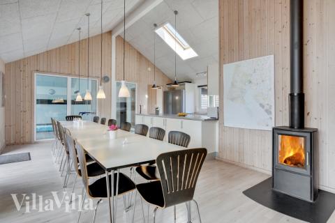 Det er plass til 18 personer i det store lyse oppholdsrommet i luksushus nr. 273.