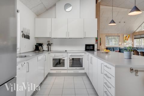 Kjøkkenet i luksushus nr. 273 er fullt utstyrt så dere lett kan lage mat til 18 personer.