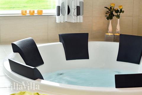 Nyt varmen i boblebadet i luksushus nr. 306 i Lolland/Falster/Møn