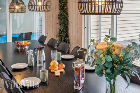 Det er plass til 16 personer i det store lyse oppholdsrommet i luksushus nr. 306.