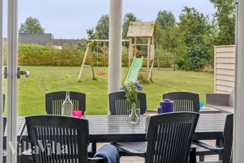 Luksushus nr. 306 har en deilig terrasse med gode hagemøbler til 16 personer.