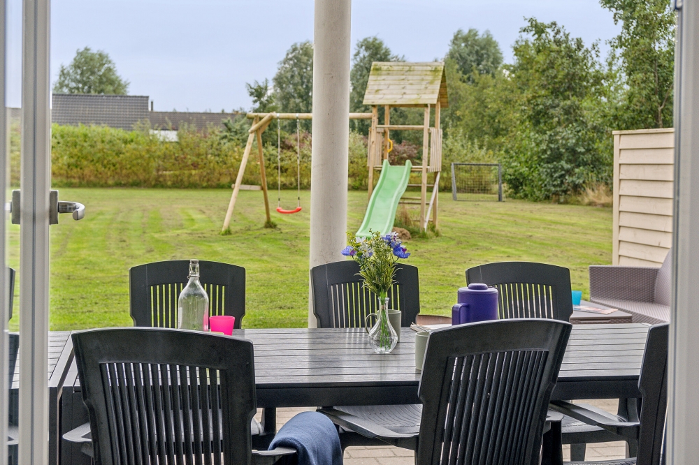 Luksushus nr. 306 har en deilig terrasse med gode hagemøbler til 16 personer.