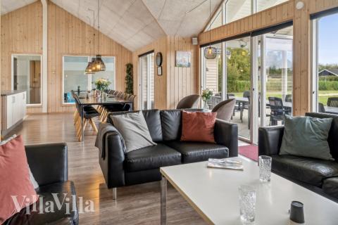 Sofaen i luksushus nr. 306 i Lolland/Falster/Møn er perfekt for å hygge seg med et brettspill eller se en film sammen.