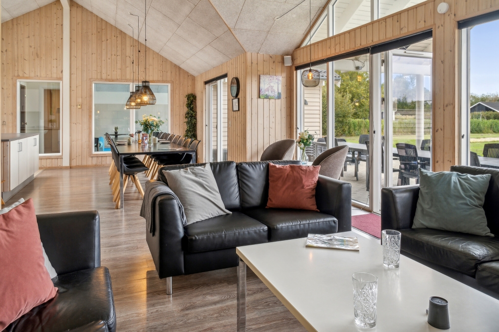 Sofaen i luksushus nr. 306 i Lolland/Falster/Møn er perfekt for å hygge seg med et brettspill eller se en film sammen.