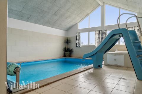 Det flotte bassenget i luksushus nr. 306 til 16 personer