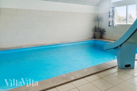 Feriehus 306 har et flott basseng med sklie, et stort innebygd boblebad og en badstue