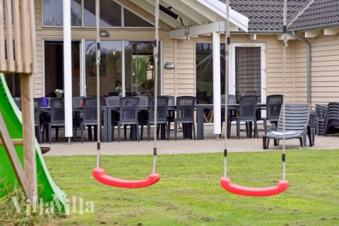 I det attraktive feriehuset nr. 306 i Lolland/Falster/Møn finnes det mengder av utendørsaktiviteter, som leketårn og huskestativ.