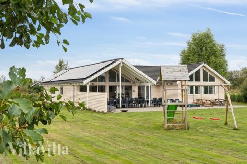 Dette lekre huset med svømmebasseng, nr. 306, med plass til 16 personer, ligger i Lolland/Falster/Møn