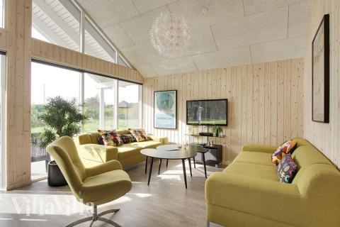 Det er plass til 16 personer i det store lyse oppholdsrommet i luksushus nr. 307.