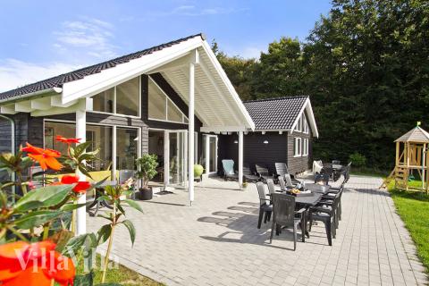 Luksushus nr. 307 har en deilig terrasse med gode hagemøbler til 16 personer.