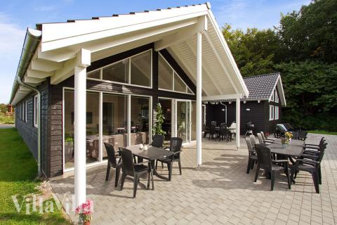 Luksushus nr. 308 har en deilig terrasse med gode hagemøbler til 18 personer.