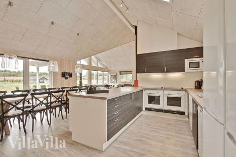 Kjøkkenet i luksushus nr. 308 er fullt utstyrt så dere lett kan lage mat til 18 personer.