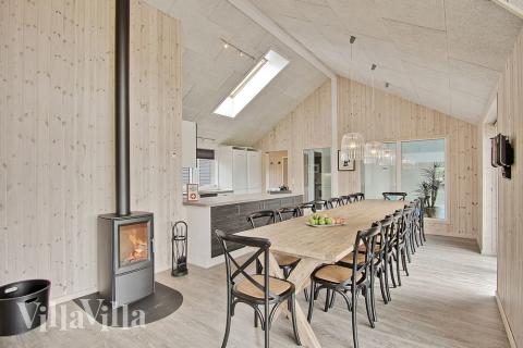 Det er plass til 18 personer i det store lyse oppholdsrommet i luksushus nr. 308.