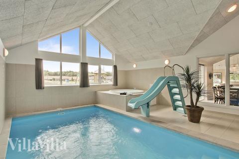 Feriehus 308 har et flott basseng med sklie, et stort innebygd boblebad og en badstue