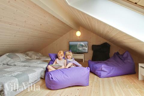 Noen av de 14 soveplassene i luksushus nr. 309 finnes på hems