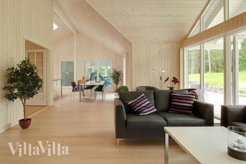 Det er plass til 14 personer i det store lyse oppholdsrommet i luksushus nr. 309.