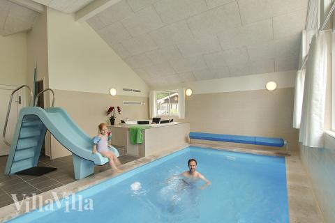 Feriehus 309 har et flott basseng med sklie, et stort innebygd boblebad og en badstue