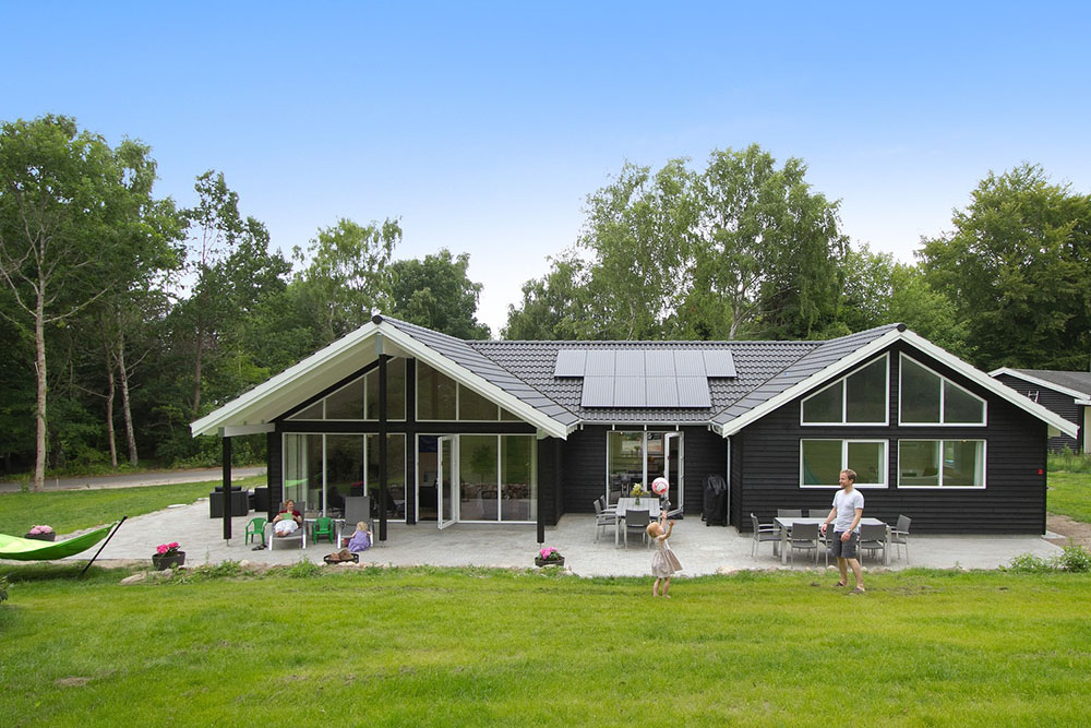 Dette velutstyrte feriehuset med basseng ligger på en stor tomt i nærheten av Hornbæks flotte strand og mange butikker\r\n