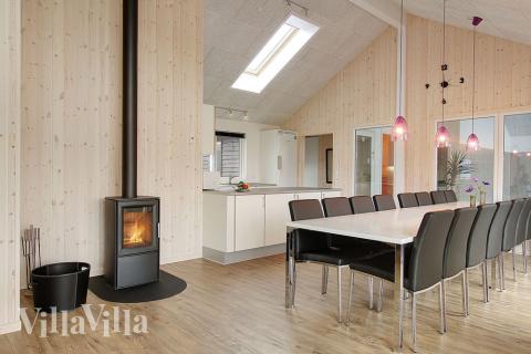 Det er plass til 16 personer i det store lyse oppholdsrommet i luksushus nr. 310.