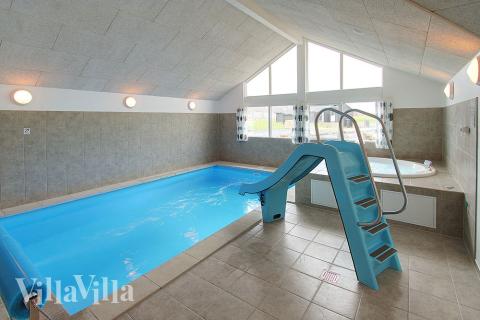 Feriehus 310 har et flott basseng med sklie, et stort innebygd boblebad og en badstue