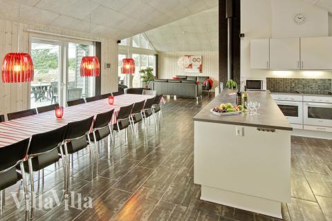 Det er plass til 18 personer i det store lyse oppholdsrommet i luksushus nr. 311.