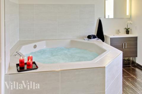 Nyt varmen i boblebadet i luksushus nr. 311 i Vestjylland