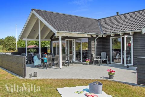 Luksushus nr. 311 har en deilig terrasse med gode hagemøbler til 18 personer.