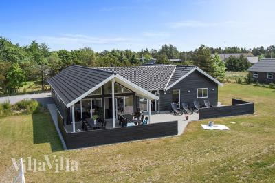 Dette eksklusive luksussommerhuset ligger i et ettertraktet sommerhusområde like ved stranden og den sjarmerende feriebyen Blåvand\r\n
