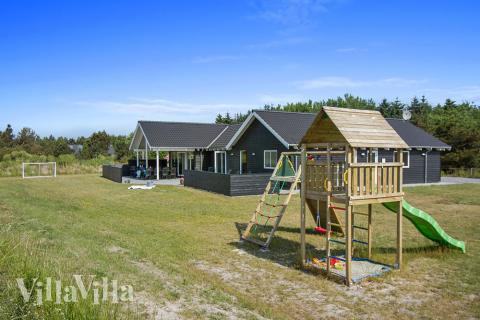 I det attraktive feriehuset nr. 311 i Vestjylland finnes det mengder av utendørsaktiviteter, som leketårn og huskestativ.