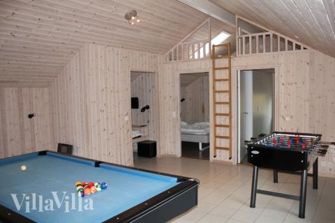 I tillegg til alle aktivitetsmulighetene i husets bassengavdeling, kan du også spille biljard, bordtennis og dart i luksushus nr. 303