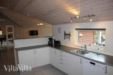 Kjøkkenet i luksushus nr. 303 er fullt utstyrt så dere lett kan lage mat til 16 personer.