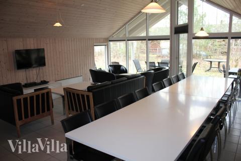 Det er plass til 16 personer i det store lyse oppholdsrommet i luksushus nr. 303.