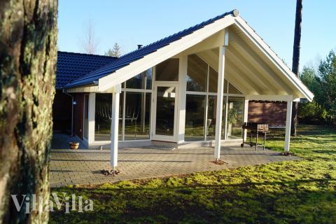 Luksushus nr. 303 har en deilig terrasse med gode hagemøbler til 16 personer.