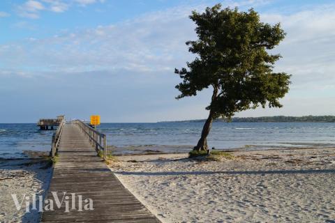 Stranden nær luksushus nr. 303 i Sverige er ideell til gåturer.