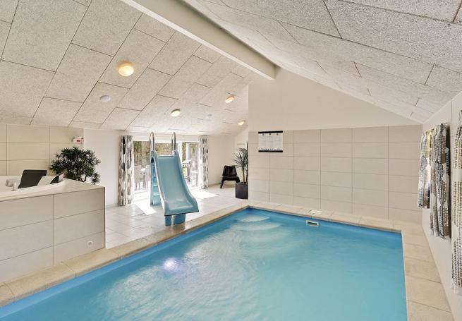 Feriehus 312 har et flott basseng med sklie, et stort innebygd boblebad og en badstue