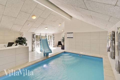 Feriehus 312 har et flott basseng med sklie, et stort innebygd boblebad og en badstue