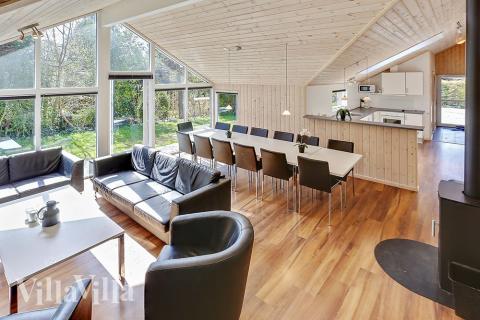 Det er plass til 14 personer i det store lyse oppholdsrommet i luksushus nr. 312.