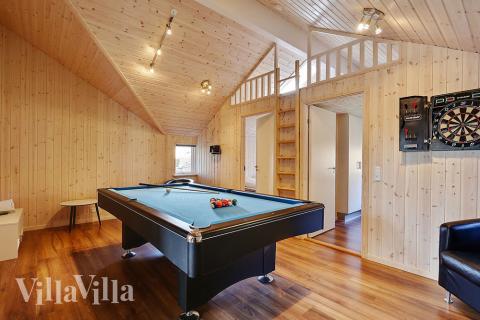 I tillegg til alle aktivitetsmulighetene i husets bassengavdeling, kan du også spille biljard, bordtennis og dart i luksushus nr. 312