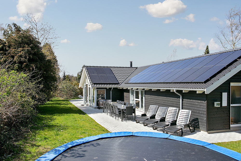 Dette flotte sommerhuset med basseng ligger like ved sandstranden i Hornbæk og Nordsjællands mange spennende severdigheter.