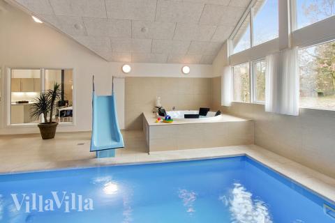 Feriehus 313 har et flott basseng med sklie, et stort innebygd boblebad og en badstue