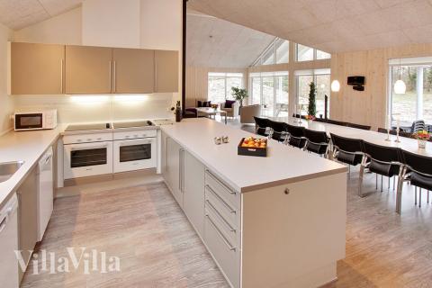 Kjøkkenet i luksushus nr. 313 er fullt utstyrt så dere lett kan lage mat til 18 personer.