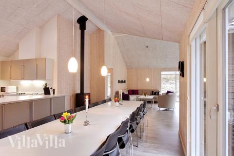 Det er plass til 18 personer i det store lyse oppholdsrommet i luksushus nr. 313.