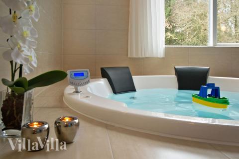 Det flotte bassenget i luksushus nr. 313 til 18 personer