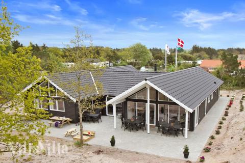 Dette praktfulle luksussommerhuset ligger i nærheten av feriebyen Henne, som er kjent for sin fantastiske sandstrand og spennende butikker\r\n