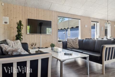 Sofaen i luksushus nr. 314 i Lolland/Falster/Møn er perfekt for å hygge seg med et brettspill eller se en film sammen.