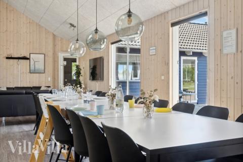 Det er plass til 20 personer i det store lyse oppholdsrommet i luksushus nr. 314.